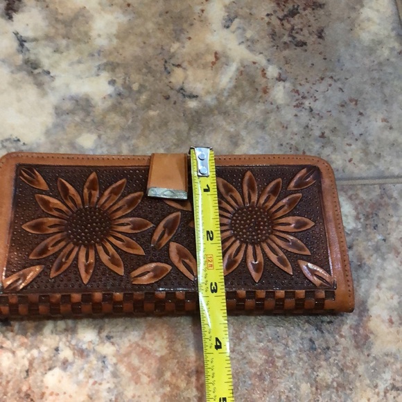 Beautifully Floral Tooled Vintaged Leather Wallet - Picture 12 of 13